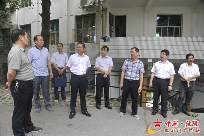 察看沅陵二中新食堂建设了解县幼儿园办学情况慰问鹤鸣山小学9月8日