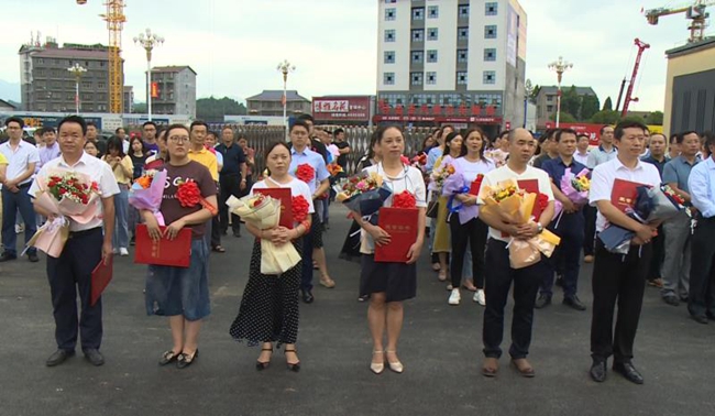 周重颜,谭绪清,黄忆钢,易中华以及沅陵一中校长周树生为沅陵一中新