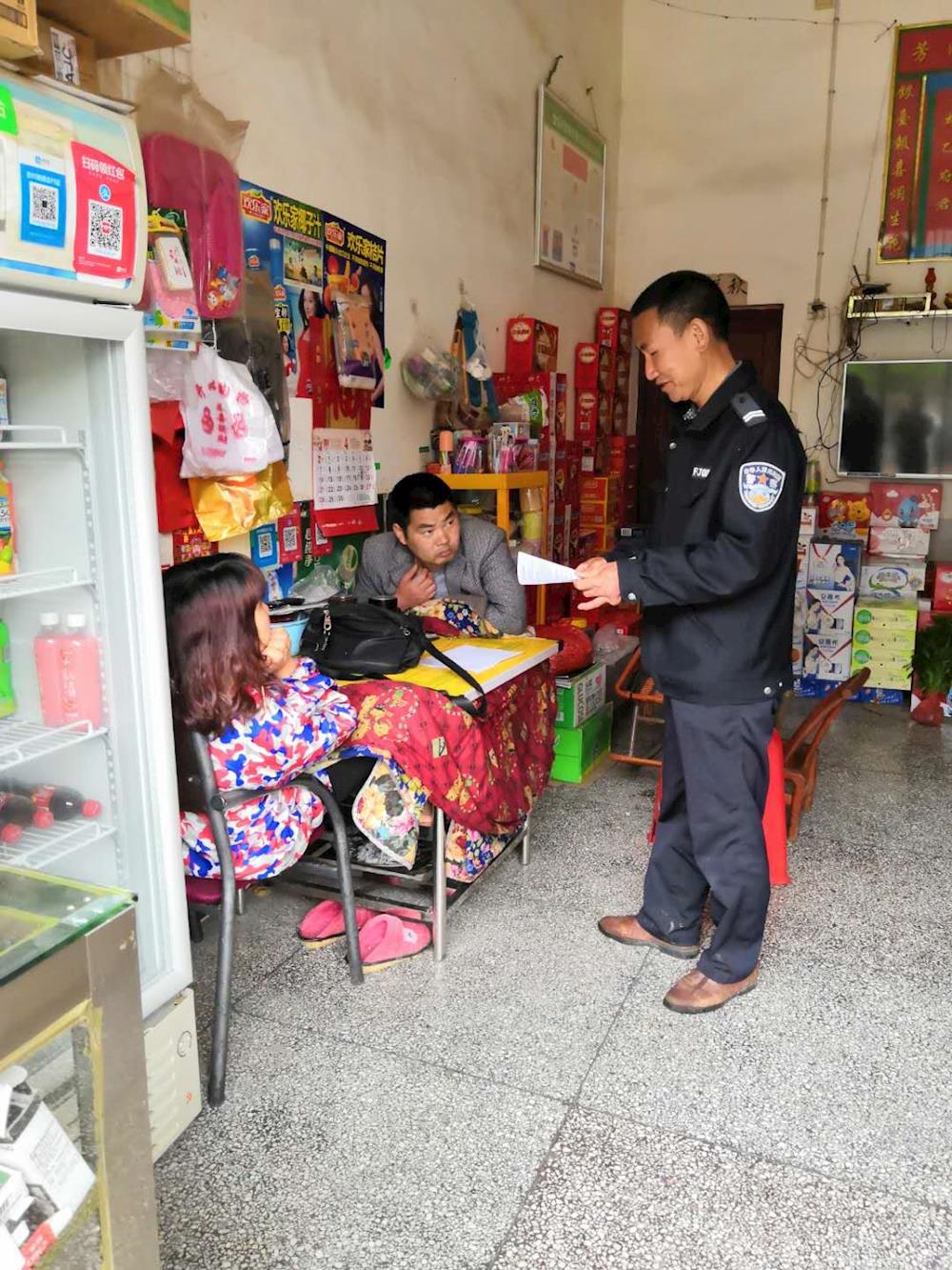 马底驿乡开展扫黑除恶入户宣传 - 沅陵县人民政府