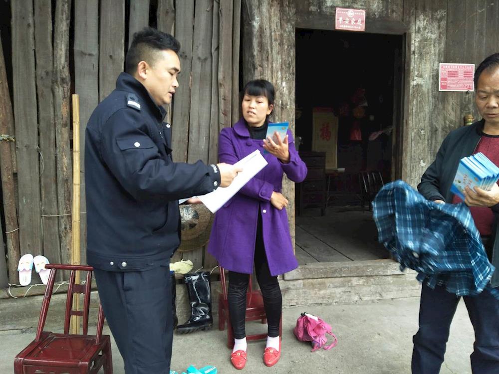 马底驿乡开展扫黑除恶入户宣传 - 沅陵县人民政府