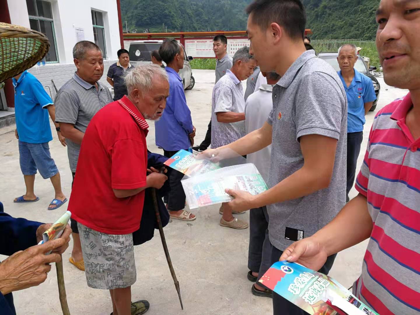 县应急管理局禁毒宣传教育进村入户